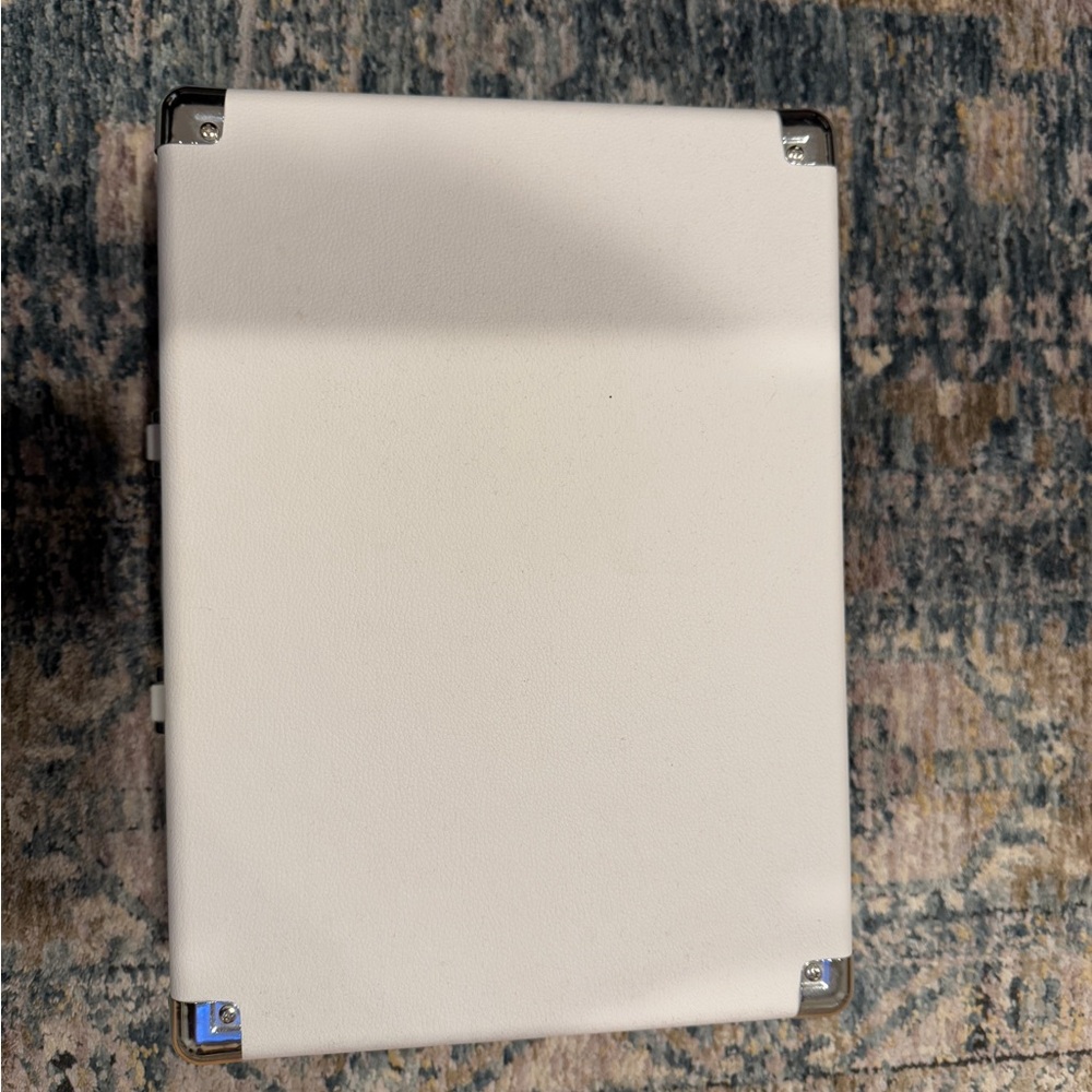 WHITE VICTROLA SUITCASE BLUETOOTH RECORD PLAYER